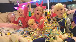 WE HOUDEN EEN MEGA SLAAPPARTY iN ONZE WOONKAMER! | Bellinga Vlog #1885