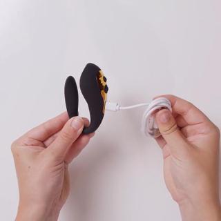 AMORELIE VOU Duplico C-Shape Paarvibrator - Hand Video