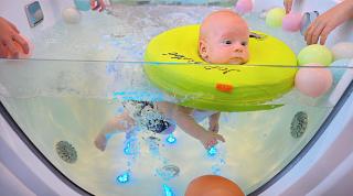 LUCiUS VOOR HET EERST iN DE BABYSPA | Bellinga Vlog #2210