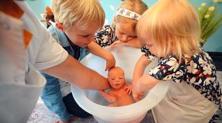 LUCiUS VOOR HET EERST i DE TUMMY TUB ( kraamweek) | Bellinga Vlog #2146