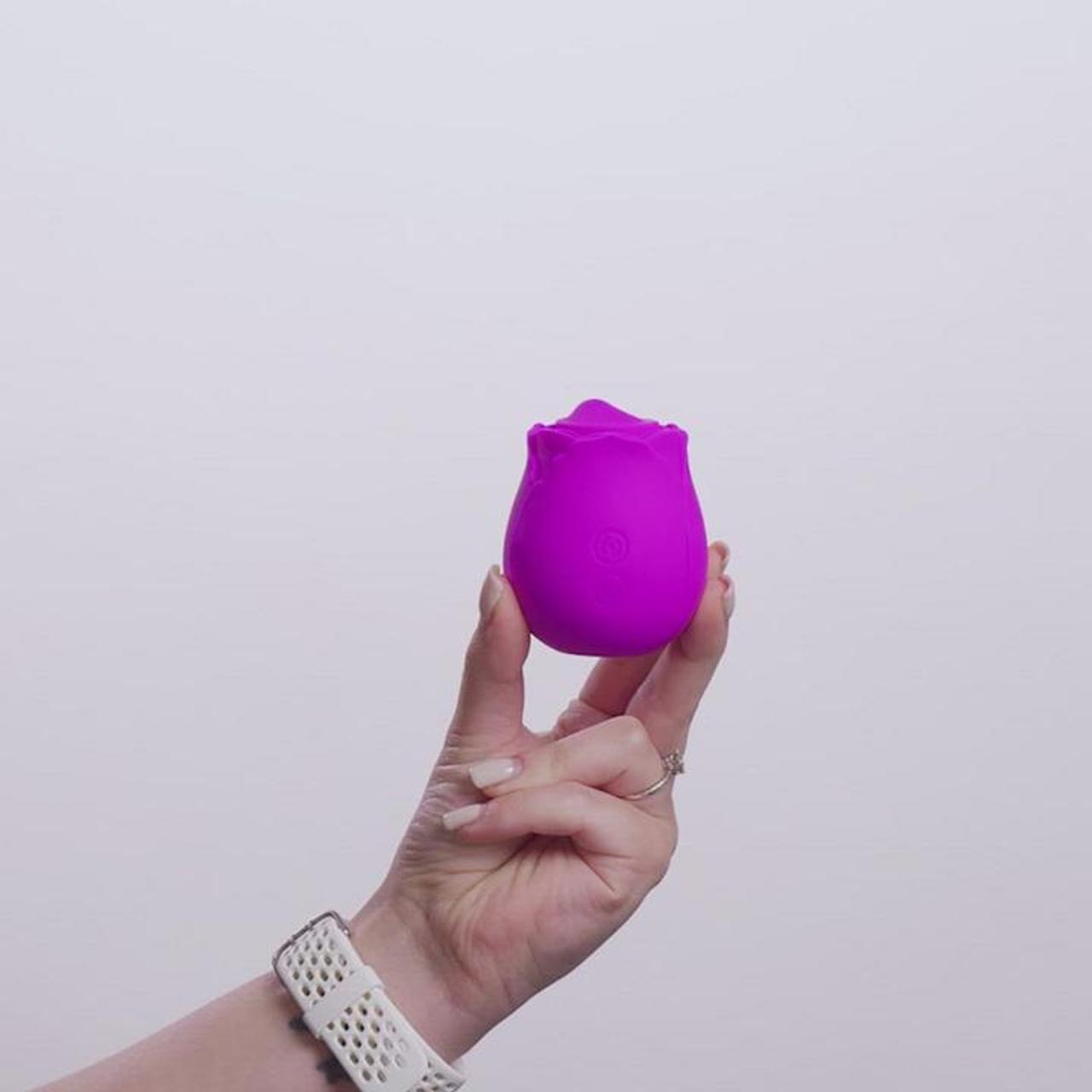 Skin Rose Buddies - The Rose Twirlz Vibrator - Hand Videos / EasyToys TV