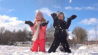 NA SCHOOL BUiTEN SPELEN iN DE SNEEUW! | Bellinga Vlog #2008