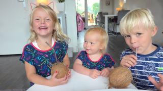 DiT WiSTEN WE NiET VAN EEN KOKOSNOOT ( buurvrouw vragen ...) | Bellinga Vlog #1848