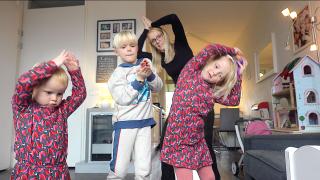 JUST DANCE BATTLE MET DE KiDS! | Bellinga Vlog #1923