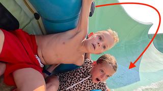 BiJNA OVER DE KOP MET HEFTiGE WATERSLiDES iN ATLANTiS WATERPARK! | Bellinga Vlog #3277