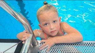LUCiLLA WiLT HiEROM NiET NAAR ZWEMLES! | Bellinga Vlog #1863