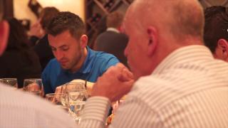 Sponsoren en selectie genieten van gezamenlijk diner