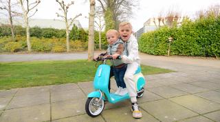 VOOR HET EERST OP DE SCOOTER BiJ GROTE BROER | Bellinga Vlog #2772