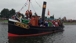 Sinterklaas komt aan in de haven van Harderwijk