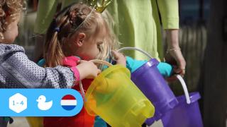 Twee Emmertjes Water Halen op het kinderdagverblijf