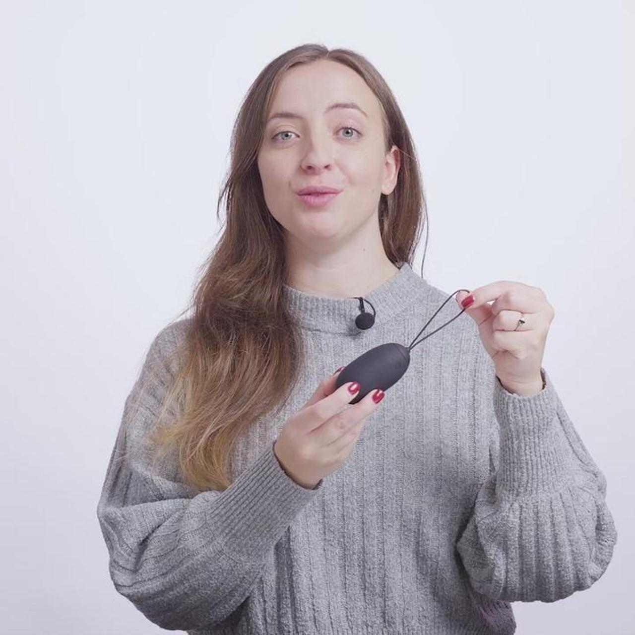Vibrating Egg With Remote Control - Black - EasyToys