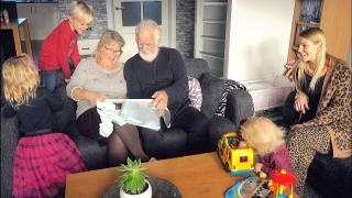 HET BABYNiEUWS AAN OMA & OPA VERTELLEN! | Bellinga Vlog #1914