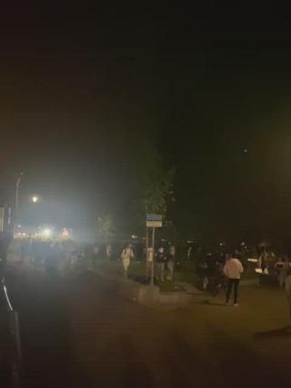 Politie jaagt honderden jongeren het Strandeiland af en de stad uit