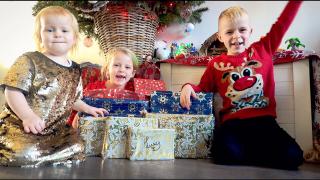 CADEAUTJES UiTPAKKEN OP EERSTE KERSTDAG | Bellinga Vlog #1961